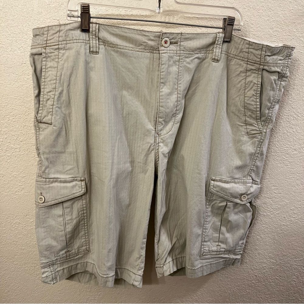 Tommy Bahama Cargo Shorts (Size 42)